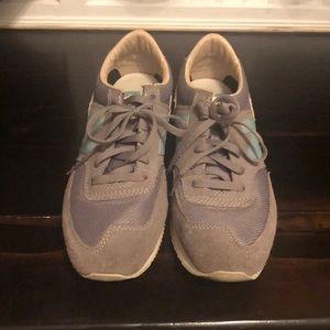 Women’s NB 620’s